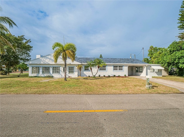 single story home featuring a front lawn