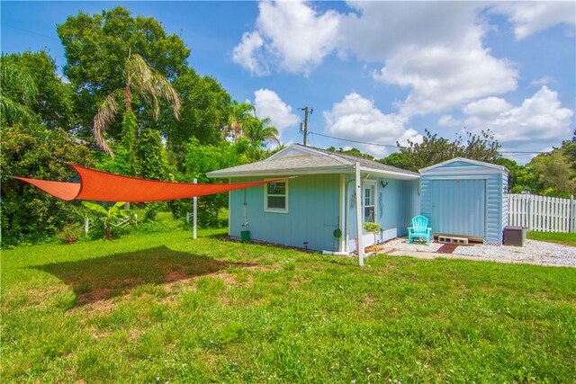 1385 14th Ave, Vero Beach, FL 32960 - back of property with a shed