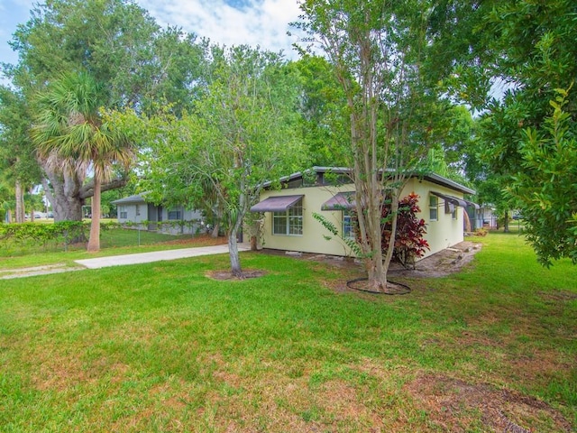 660 14th St, Vero Beach, FL 32960 - view of front of property featuring a front yard and stucco siding