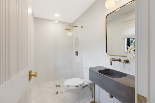 bathroom with toilet and a tile shower