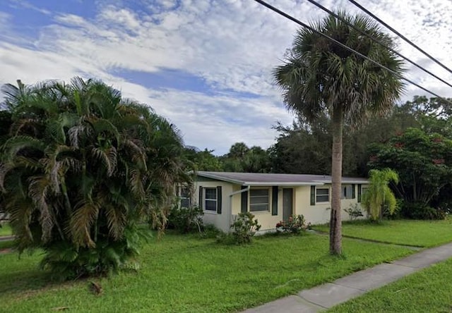 view of front facade with a front yard