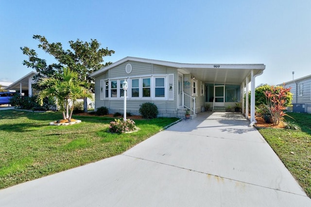 view of front of home featuring a front lawn and a carport