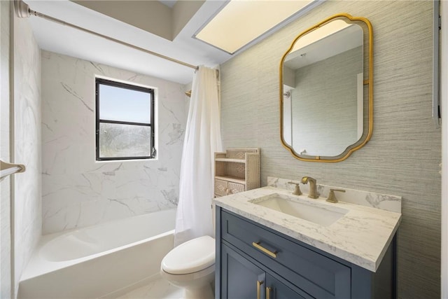 2821 21st Pl, Vero Beach, FL 32960 - bathroom featuring toilet, vanity, and shower / bath combo with shower curtain