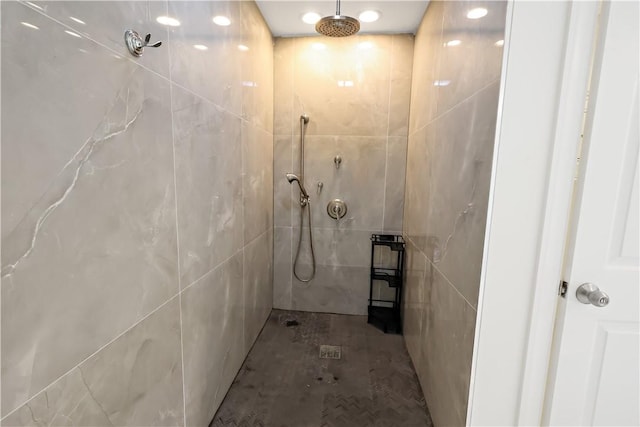 6235 4th St, Vero Beach, FL 32968 - bathroom featuring tiled shower