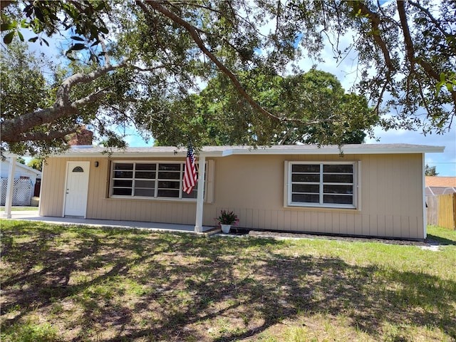 single story home with a front yard