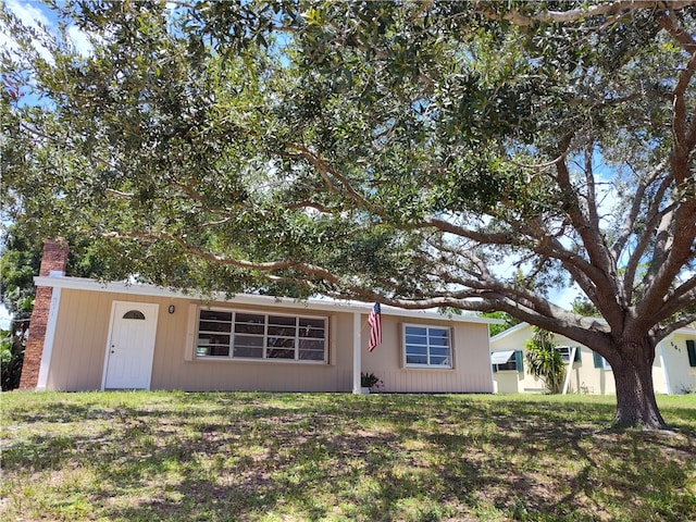 view of front of property featuring a front yard