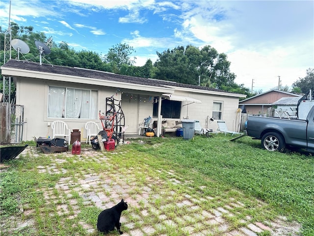 view of front of property featuring a front yard