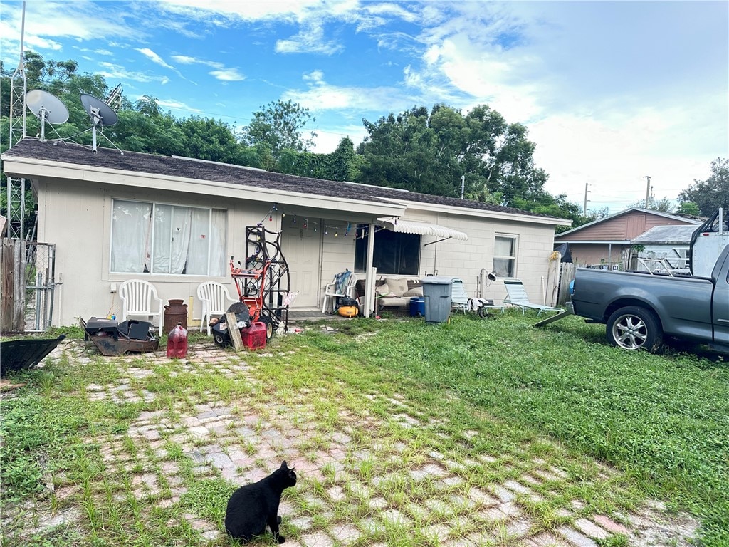 view of front of property featuring a front yard