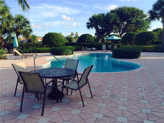 944 Island Club Sq, Vero Beach, FL 32963 - view of pool with a patio