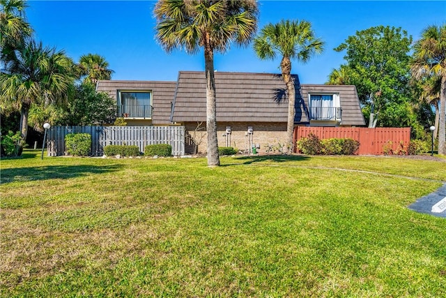 view of front of home featuring a front yard