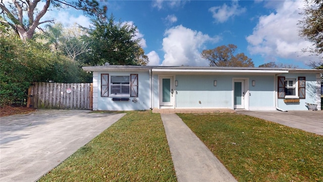 view of front of property featuring a front yard