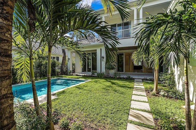 view of swimming pool featuring a yard