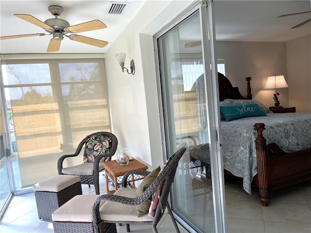 sunroom featuring visible vents and a ceiling fan