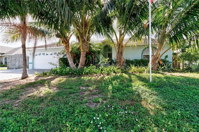 view of front facade featuring a garage and a front yard