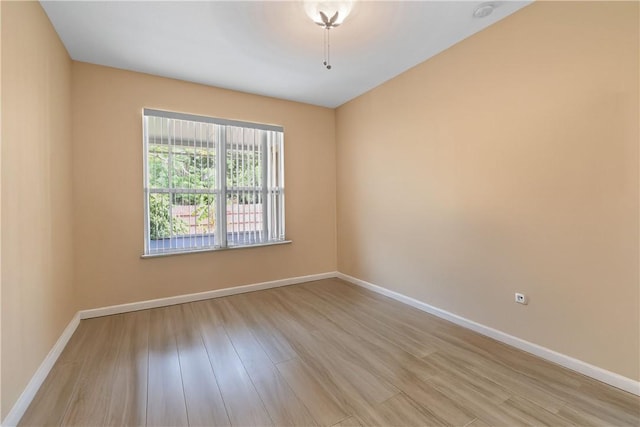8365 104th Ct, Vero Beach, FL 32967 - spare room featuring light wood-style flooring and a smoke detector