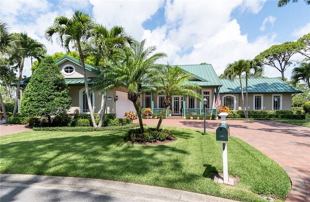 view of front facade featuring a front lawn