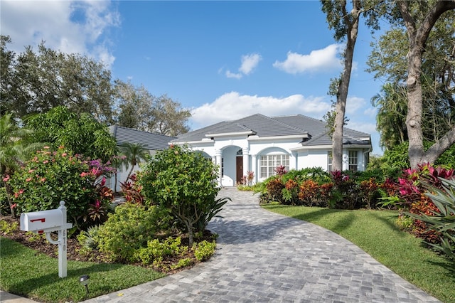 view of front facade featuring a front yard