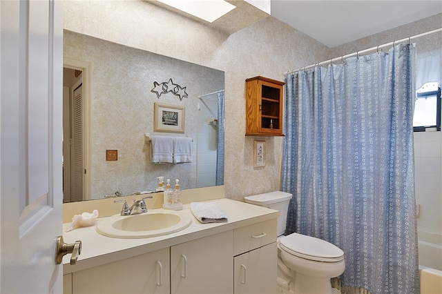 full bathroom featuring shower / tub combo with curtain, vanity, and toilet