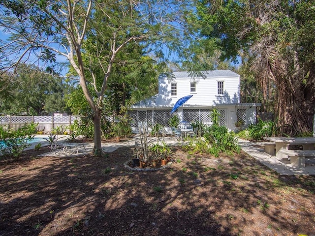 view of yard featuring a patio area