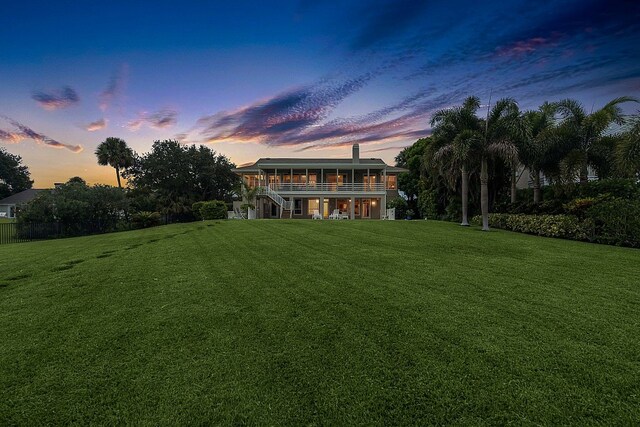 view of yard at dusk