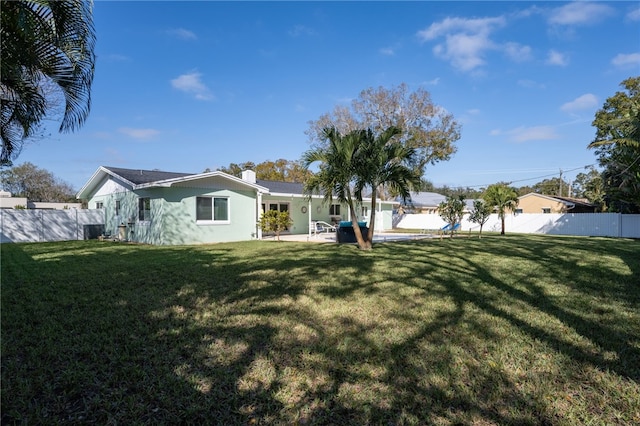 view of yard featuring a patio