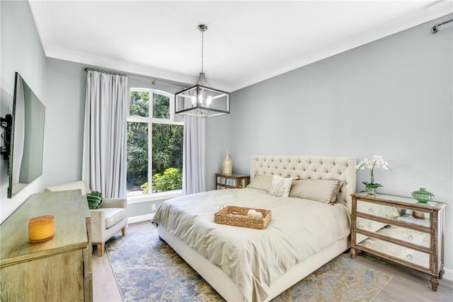 1255 Winding Oaks Cir E Unit 604, Vero Beach, FL 32963 - bedroom featuring a chandelier, wood finished floors, and crown molding