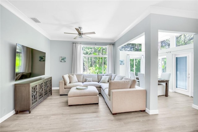 1255 Winding Oaks Cir E Unit 604, Vero Beach, FL 32963 - living room featuring a ceiling fan, light wood-style floors, and crown molding