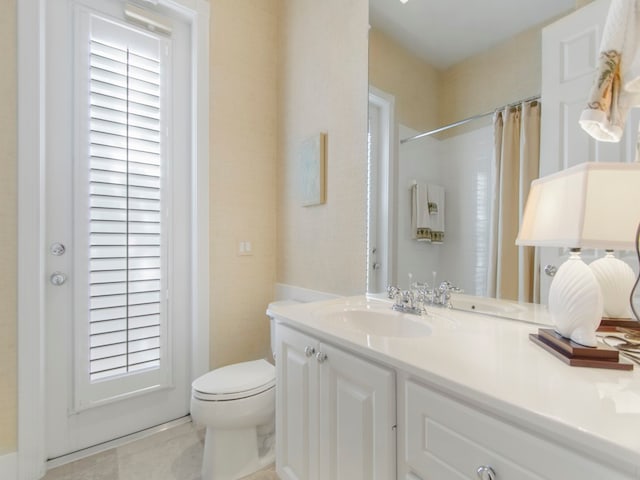 bathroom with vanity, curtained shower, and toilet