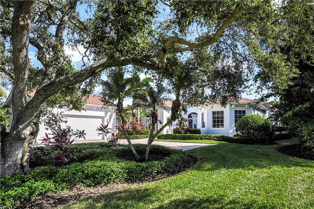 view of front of house featuring a garage and a front yard