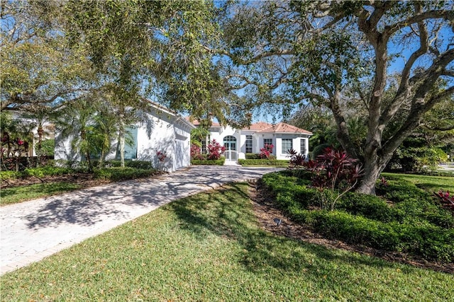 view of front of home featuring a front lawn