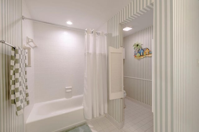 bathroom featuring shower / tub combo with curtain, tile patterned floors, toilet, and wallpapered walls