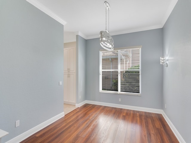 unfurnished room with dark wood-type flooring, crown molding, and a notable chandelier