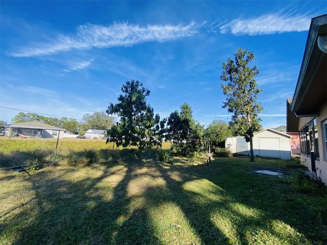 view of yard featuring a shed