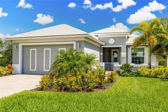 view of front facade featuring a garage and a front yard