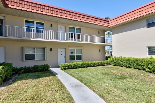 view of front of home with a front lawn