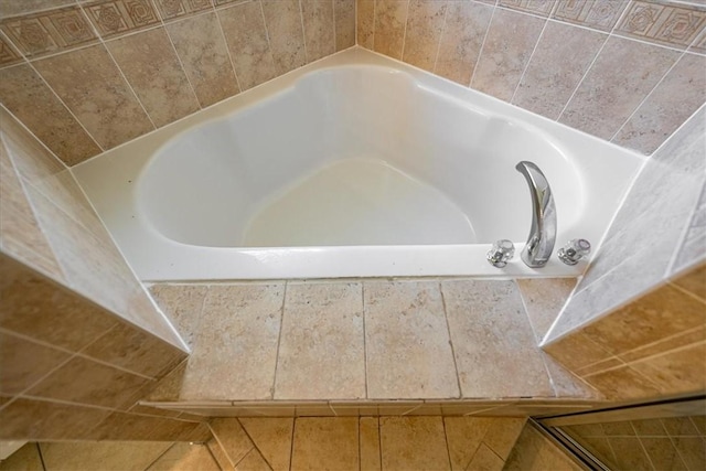 413 W Tangerine Sq SW, Vero Beach, FL 32968 - bathroom with a bathtub