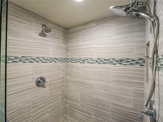 bathroom featuring a tile shower