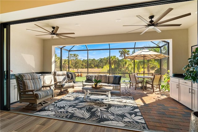 sunroom with ceiling fan