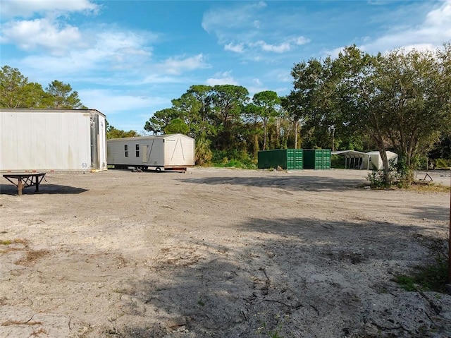 view of yard featuring a shed