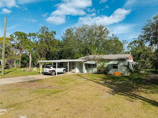 view of front of property featuring a carport and a front lawn