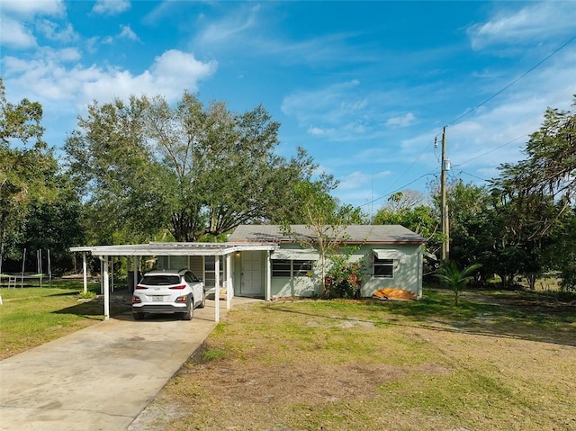 view of front of home featuring a carport and a front yard