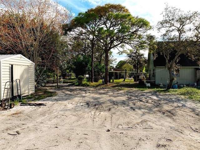 view of yard with a storage shed