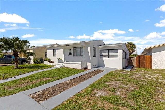 view of front of house featuring a front lawn