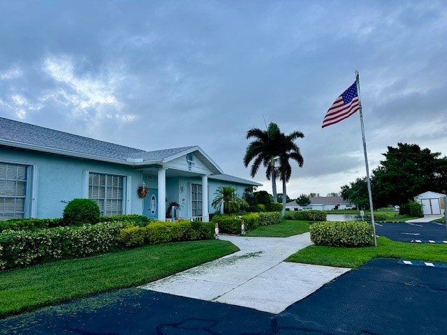 view of front facade with a front lawn