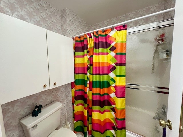 bathroom featuring shower / bath combo with shower curtain and toilet