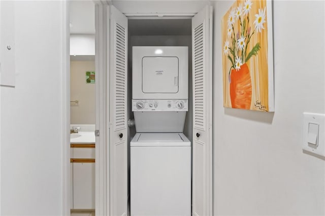 25 Plantation Dr Unit 201, Vero Beach, FL 32966 - laundry area featuring stacked washer and clothes dryer