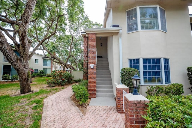 103 W Park Shores Cir Unit 10W, Vero Beach, FL 32963 - property entrance featuring stucco siding