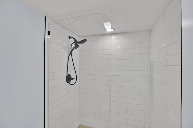 bathroom featuring tiled shower