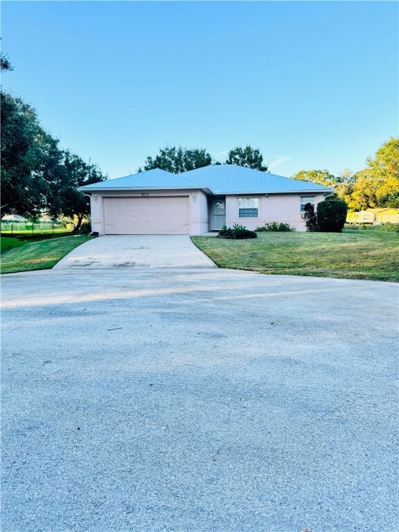 view of front of house featuring a front yard and a garage