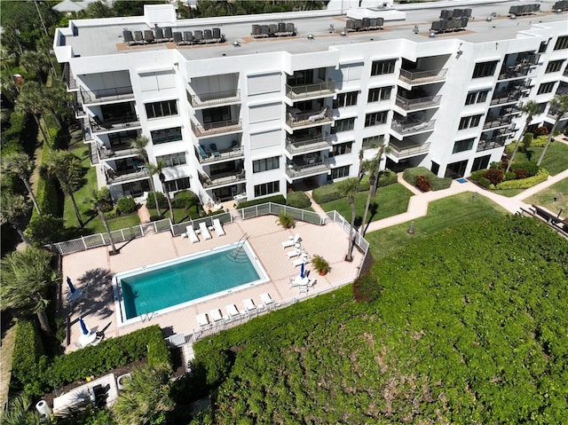 bird's eye view of apartment complex and a pool